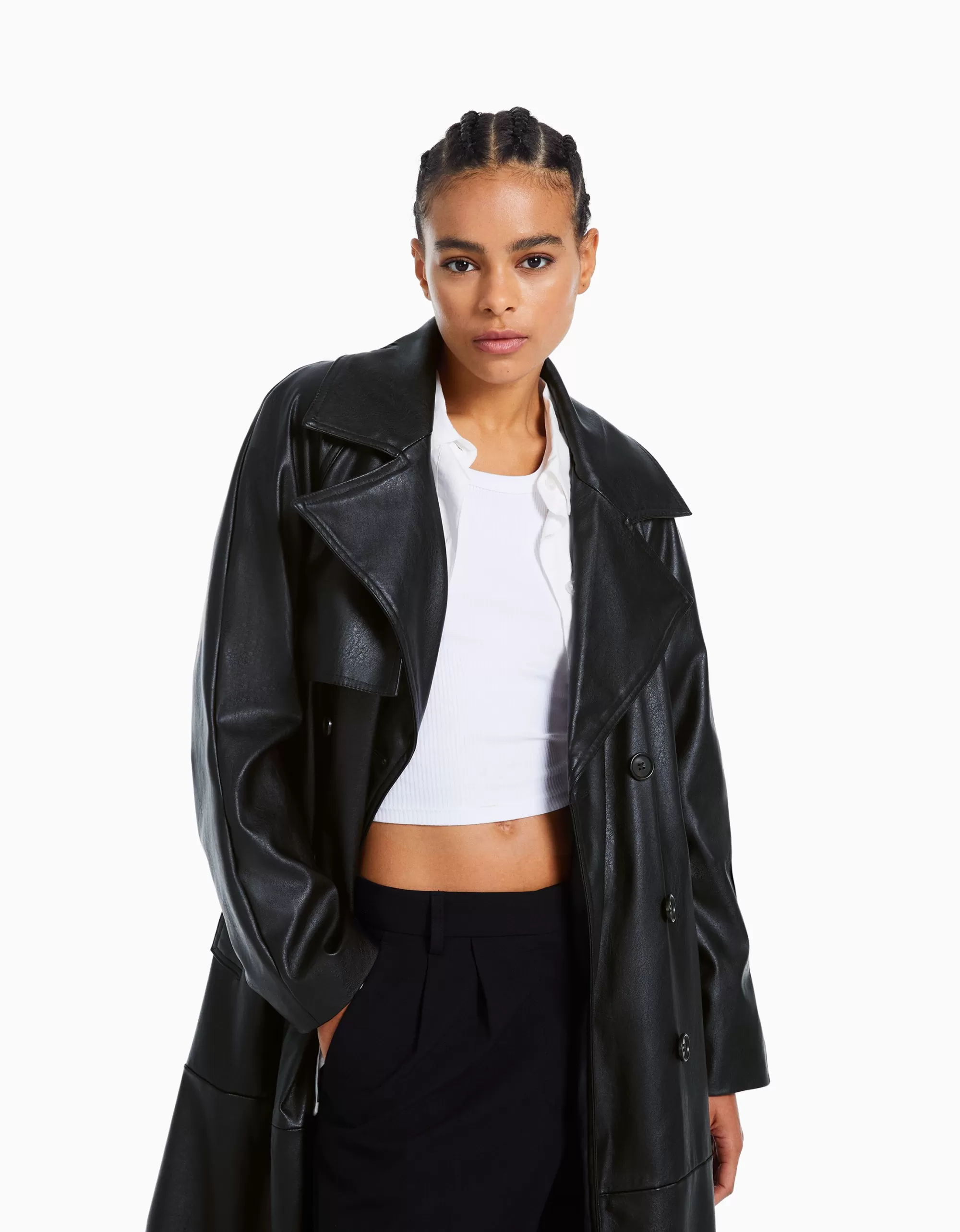 MUJER BERSHKA Abrigo trench efecto piel