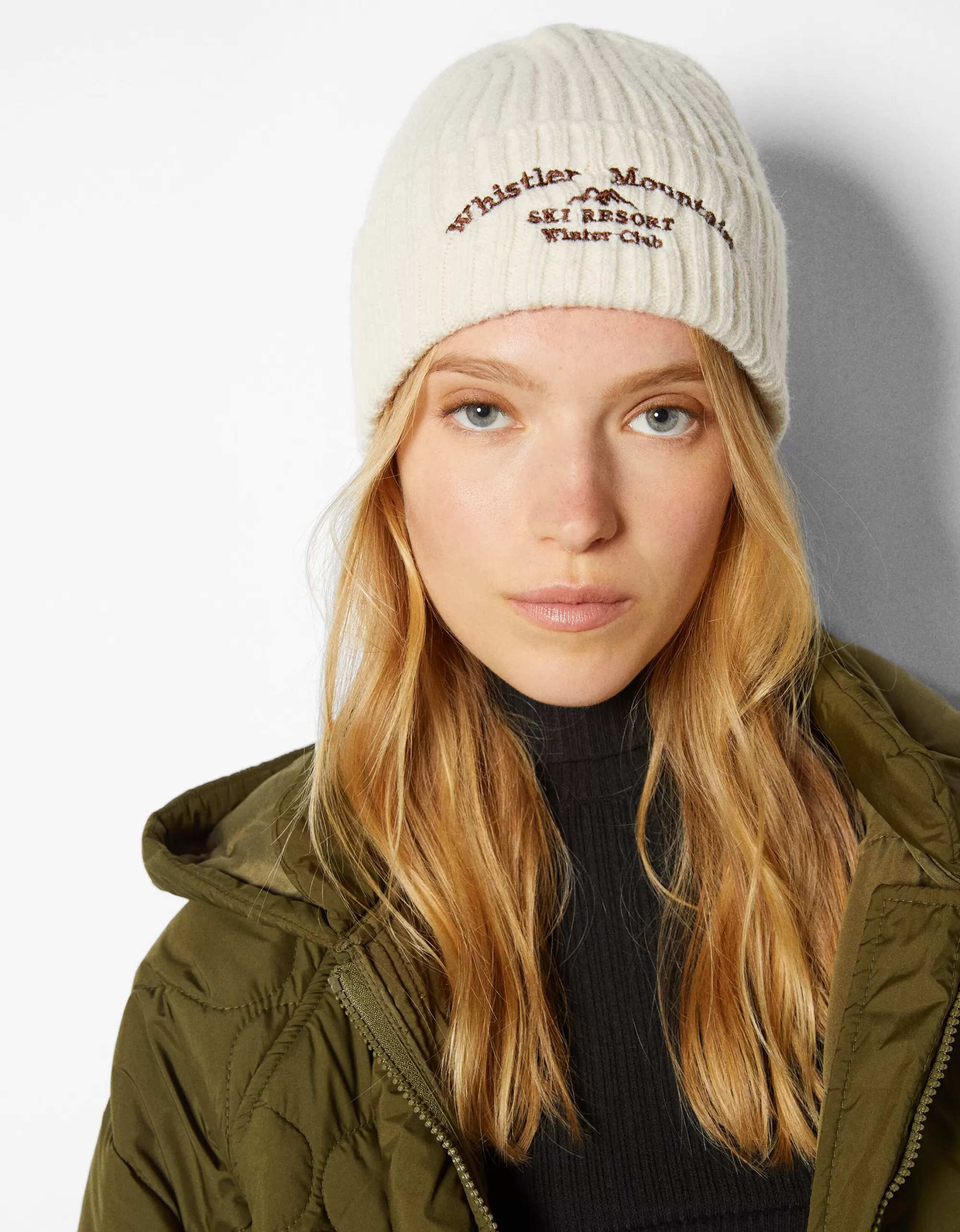 MUJER BERSHKA Beanie bordado rib