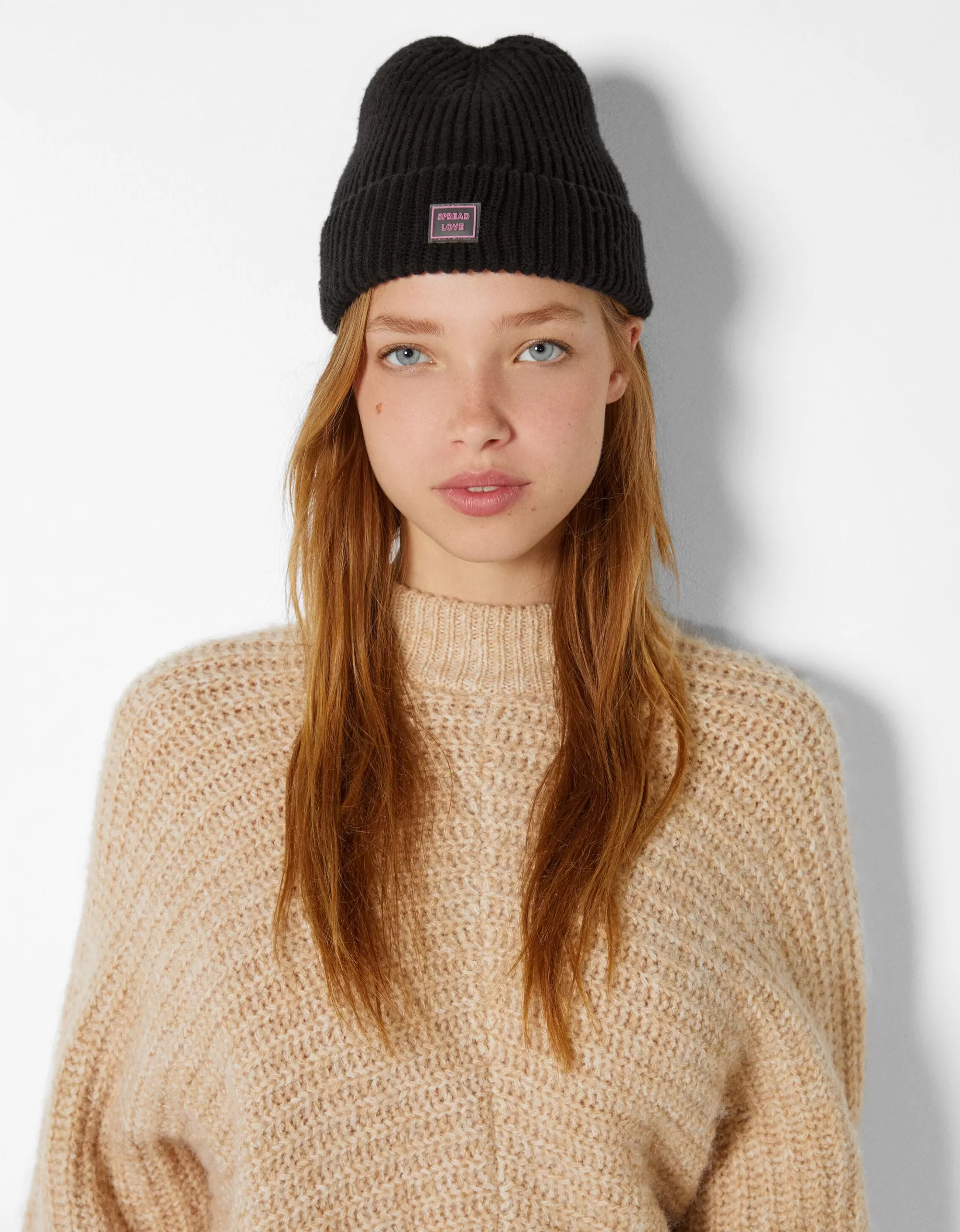 MUJER BERSHKA Beanie corto parche