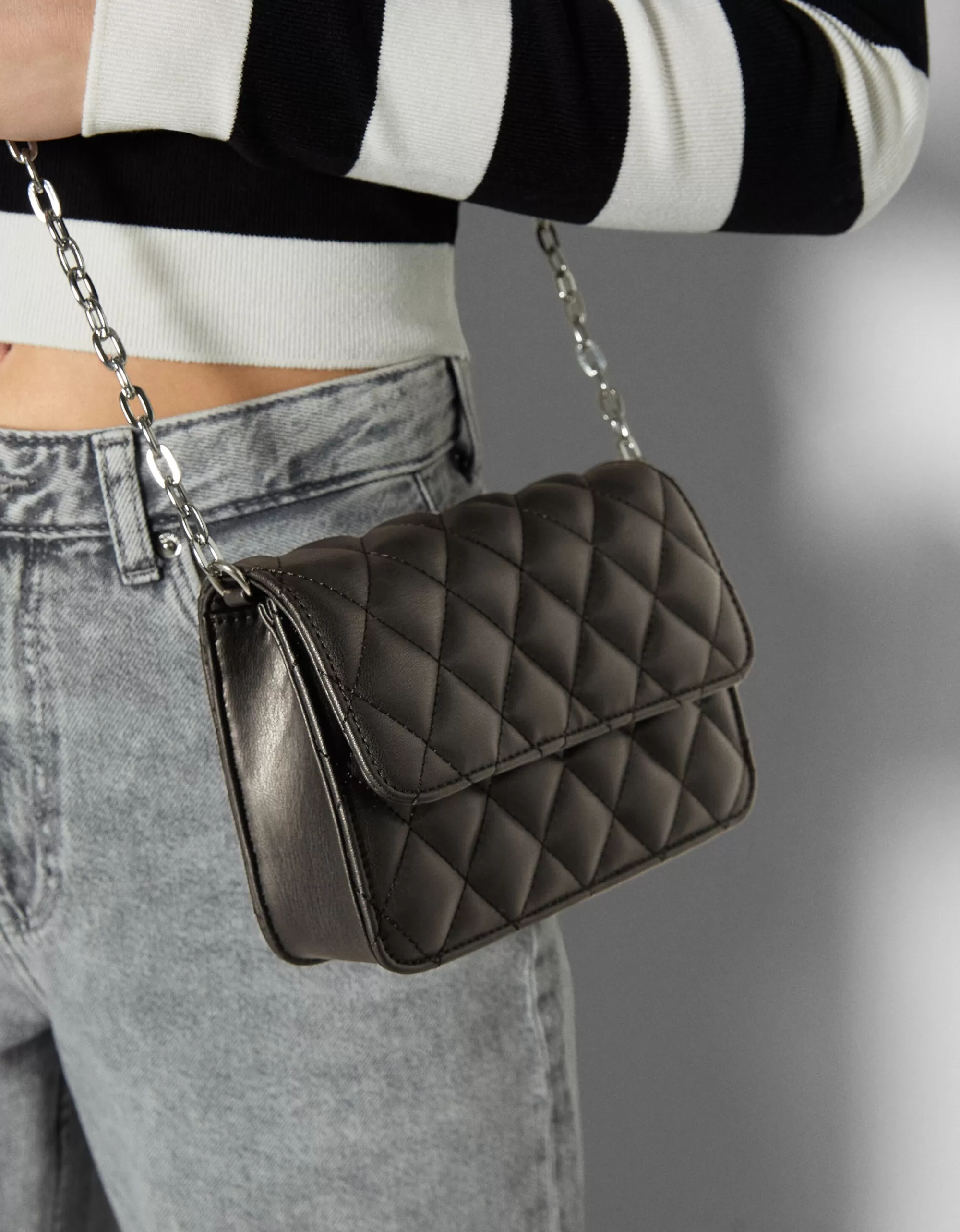 MUJER BERSHKA Bolso acolchado asa cadena