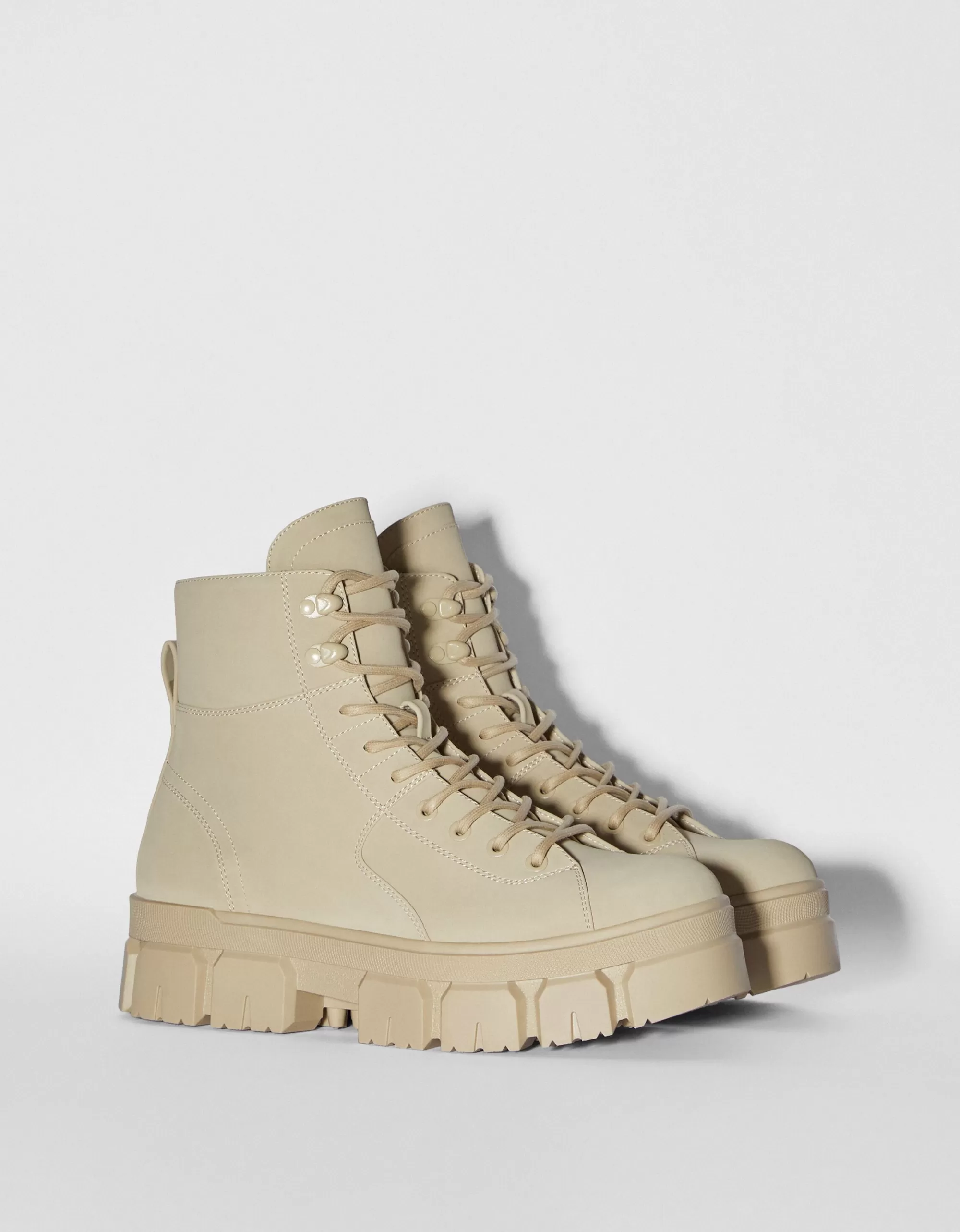 HOMBRE BERSHKA Botas acordonadas suela track hombre