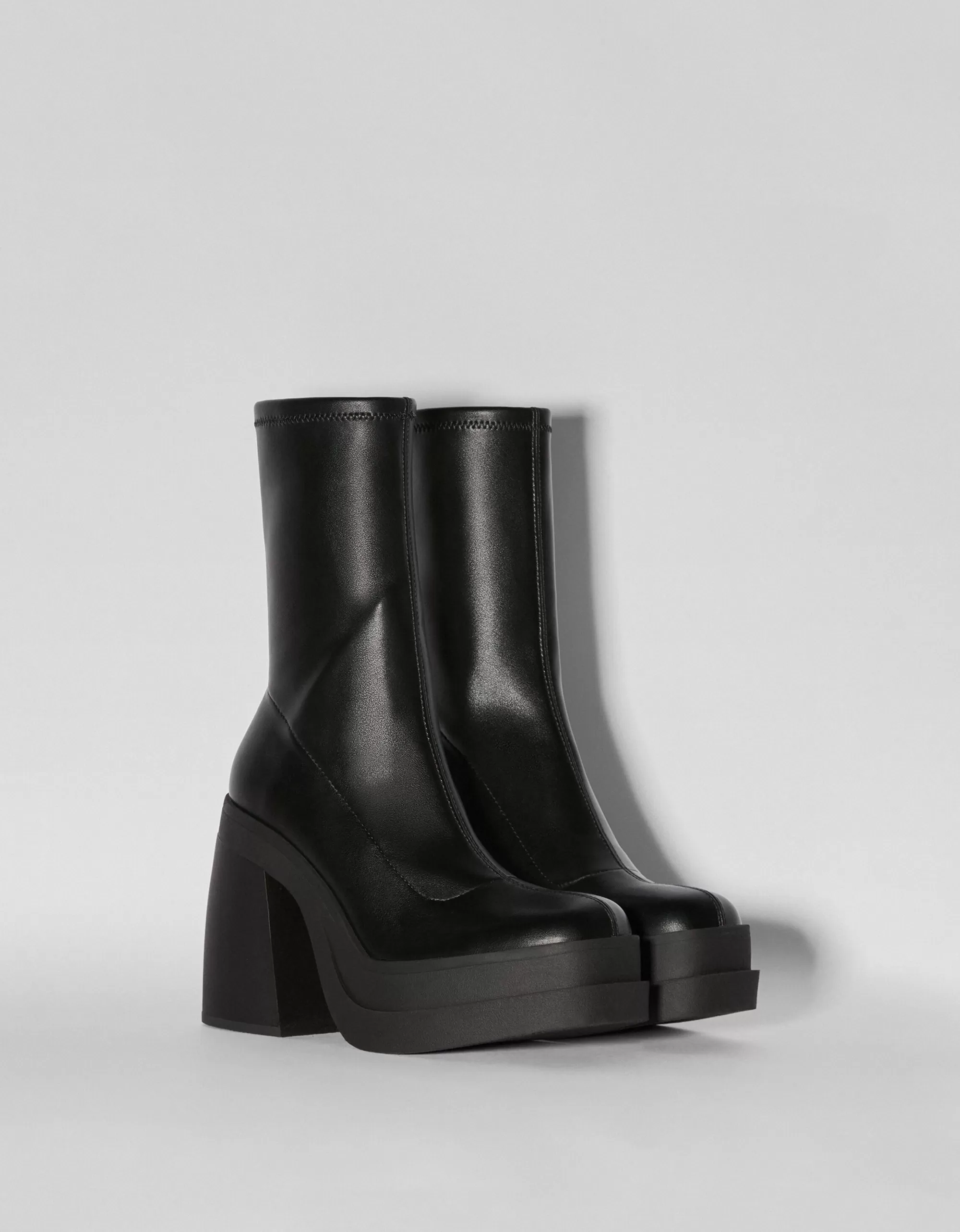 MUJER BERSHKA Botines tacón plataforma ajustados