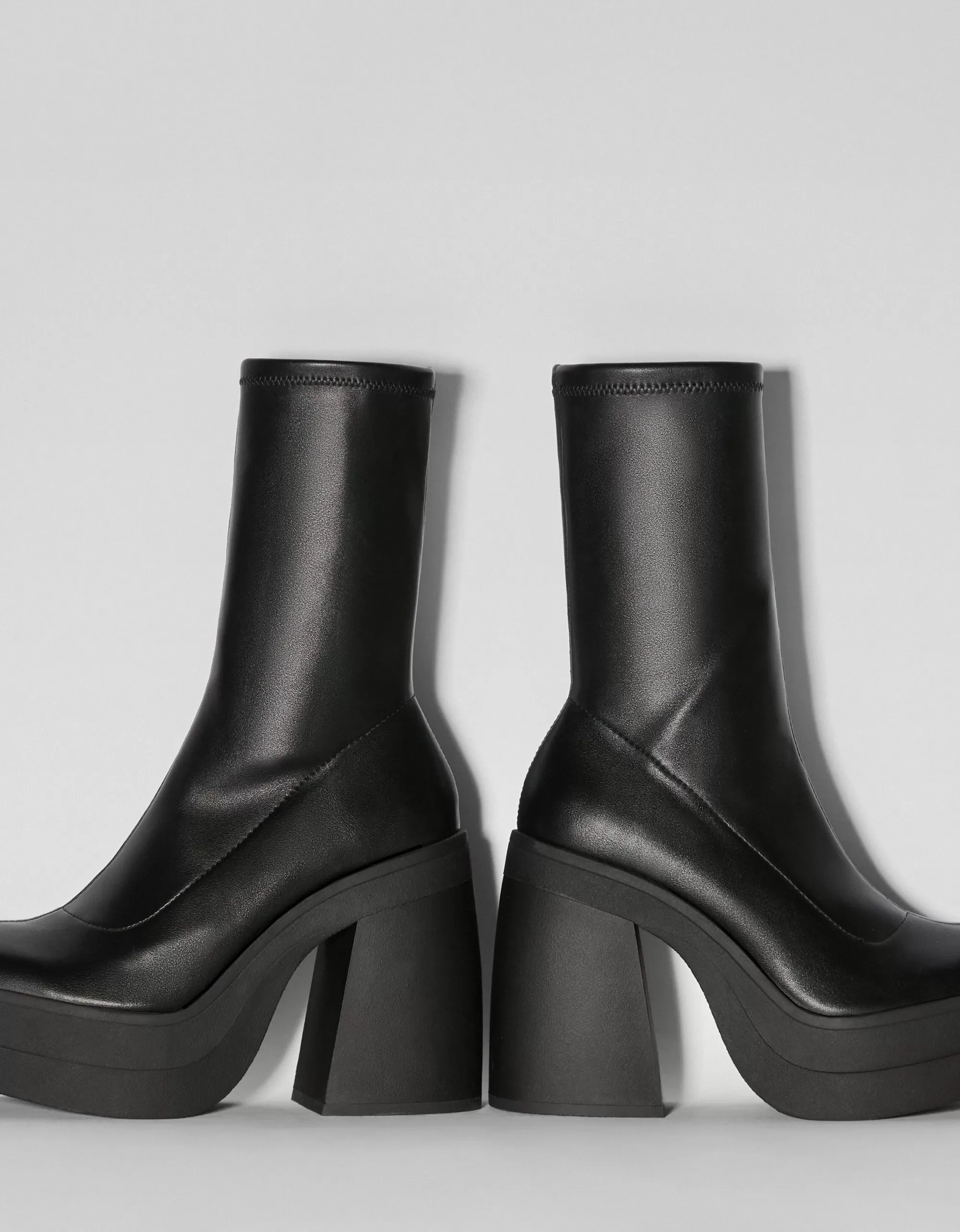 MUJER BERSHKA Botines tacón plataforma ajustados