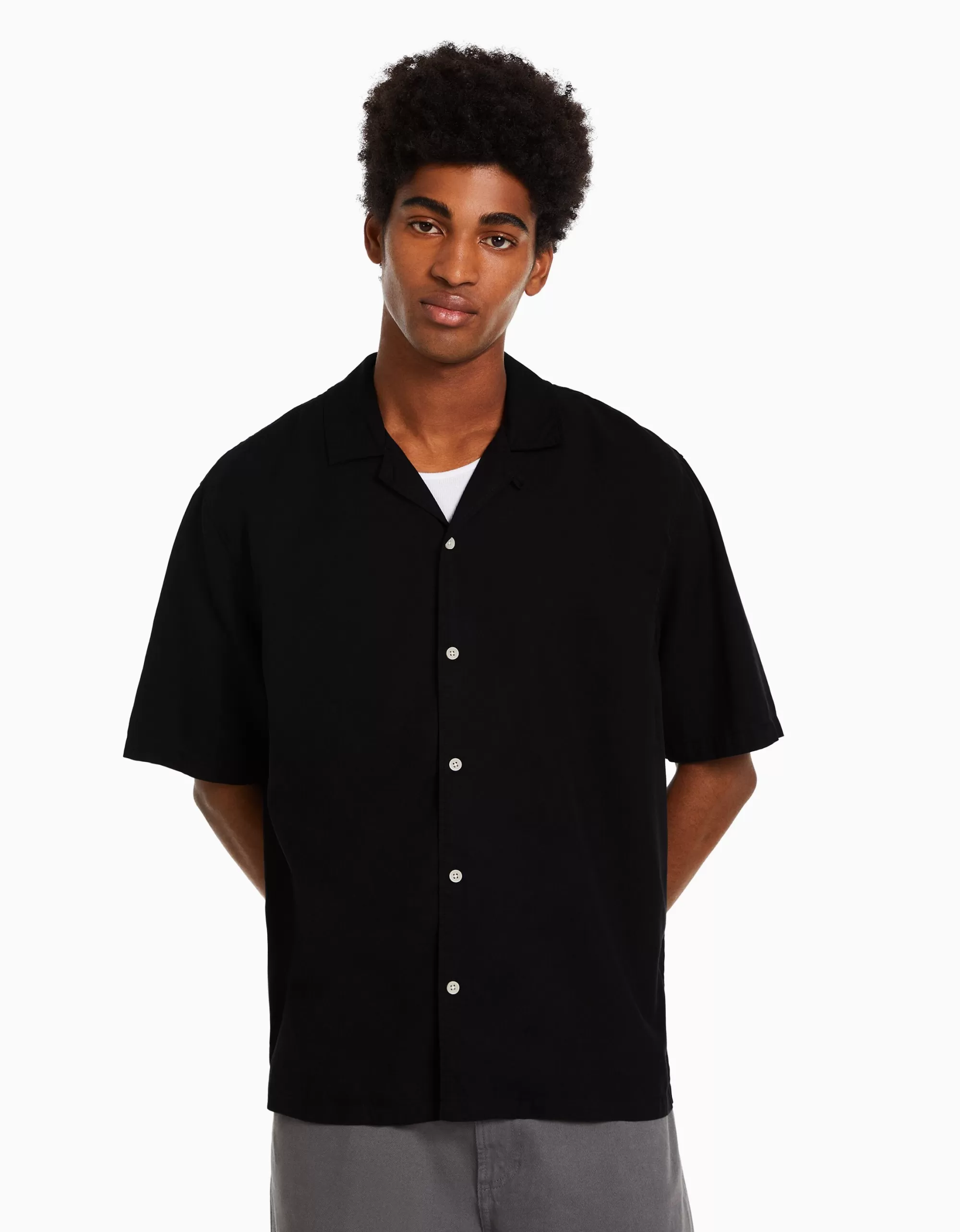 HOMBRE BERSHKA Camisa manga corta relaxed fit rústica