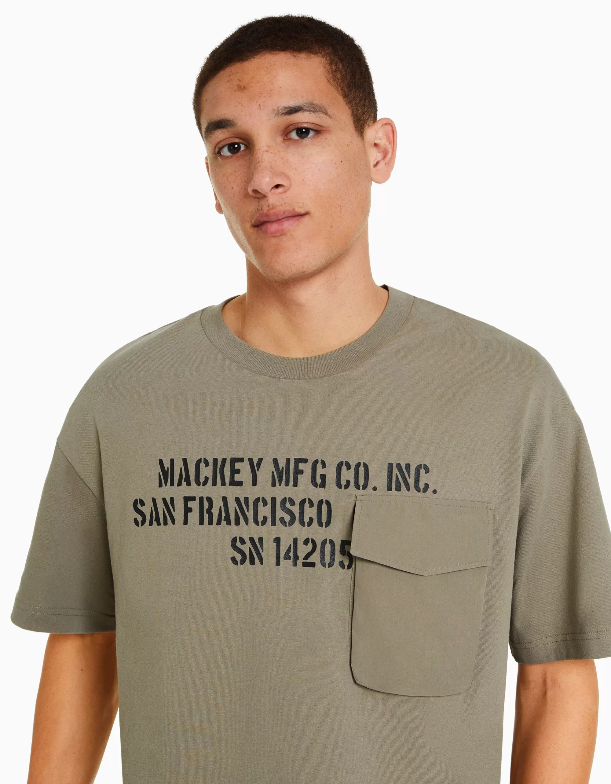 HOMBRE BERSHKA Camiseta manga corta boxy fit bolsillo print