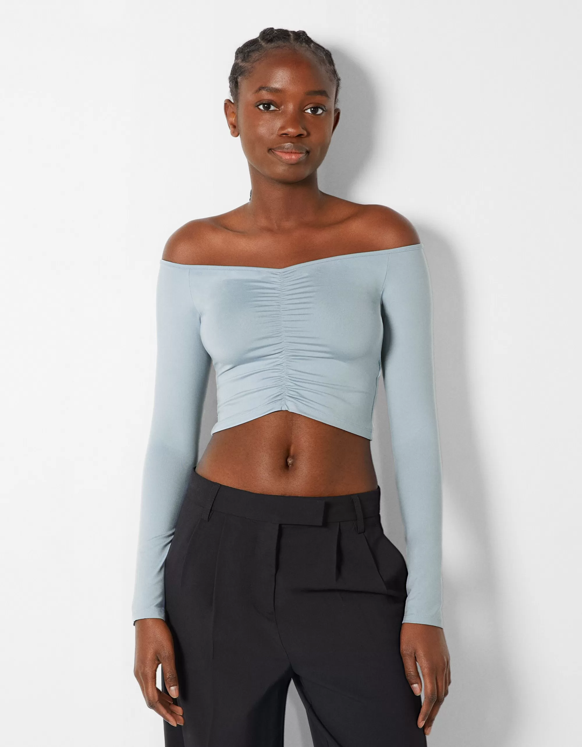 MUJER BERSHKA Camiseta manga larga cropped escote bardot frunces