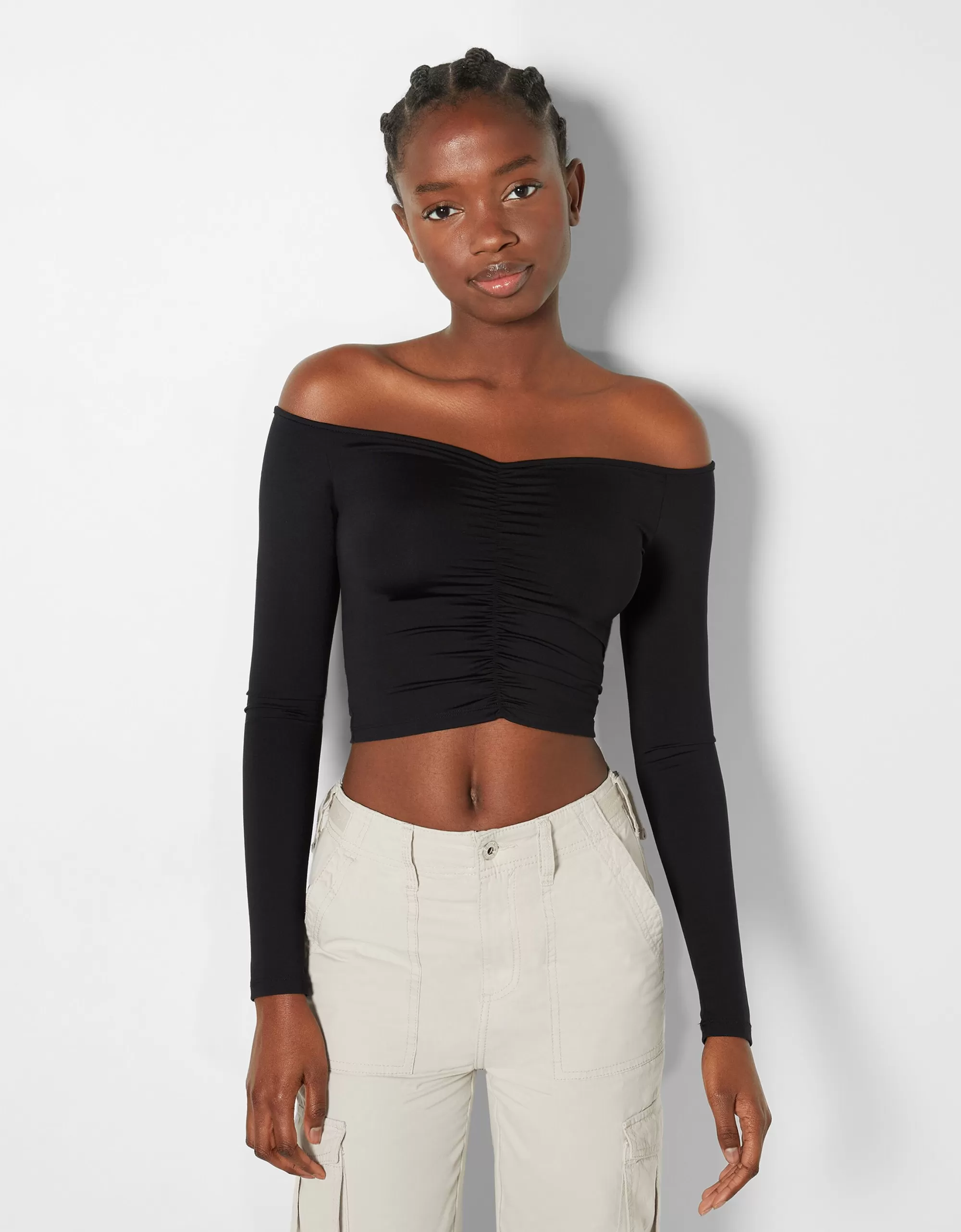 MUJER BERSHKA Camiseta manga larga cropped escote bardot frunces
