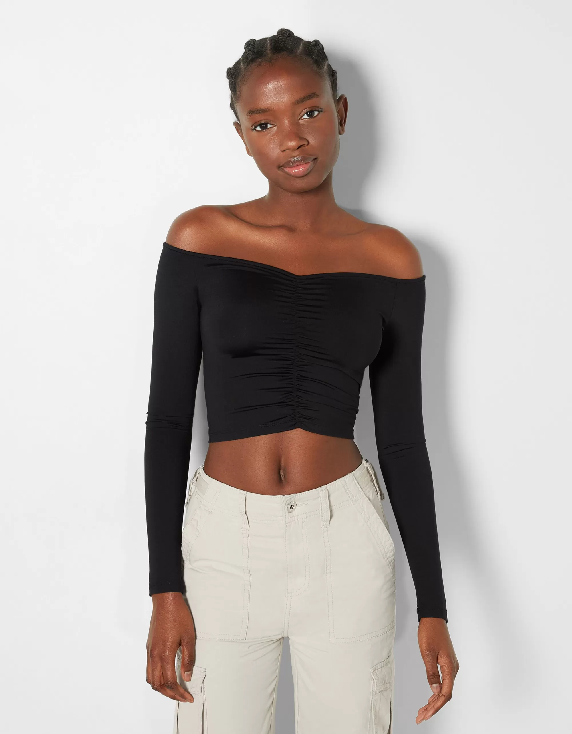 MUJER BERSHKA Camiseta manga larga cropped escote bardot frunces