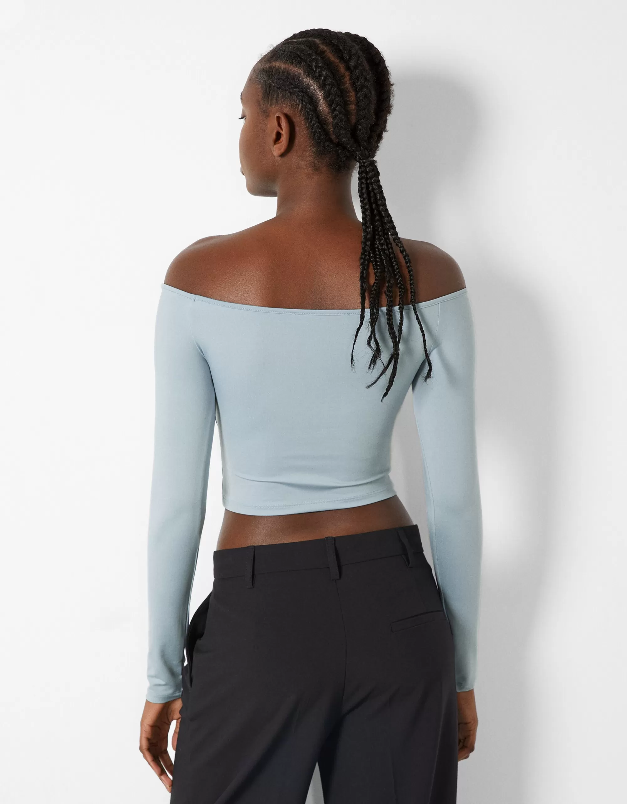 MUJER BERSHKA Camiseta manga larga cropped escote bardot frunces