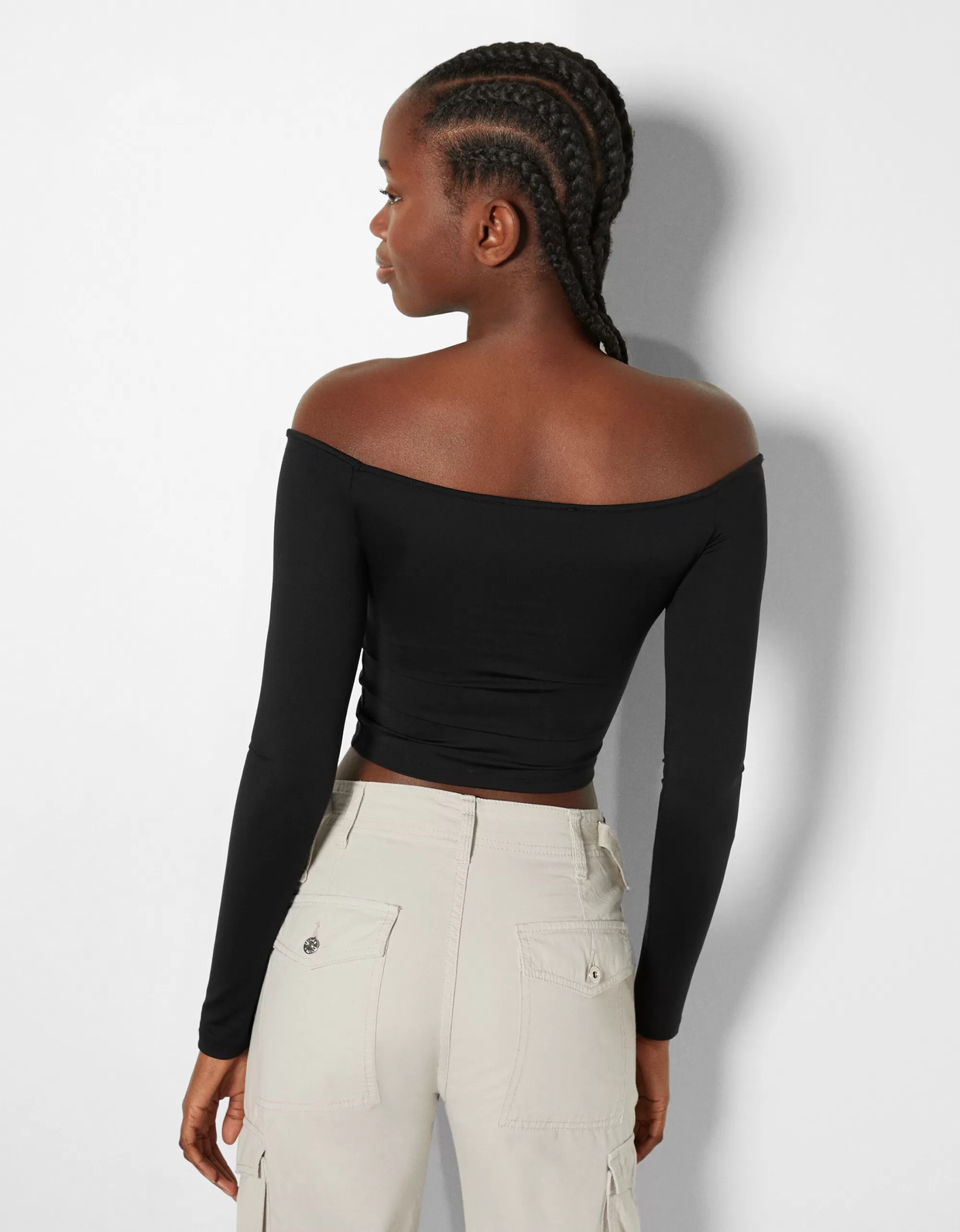 MUJER BERSHKA Camiseta manga larga cropped escote bardot frunces