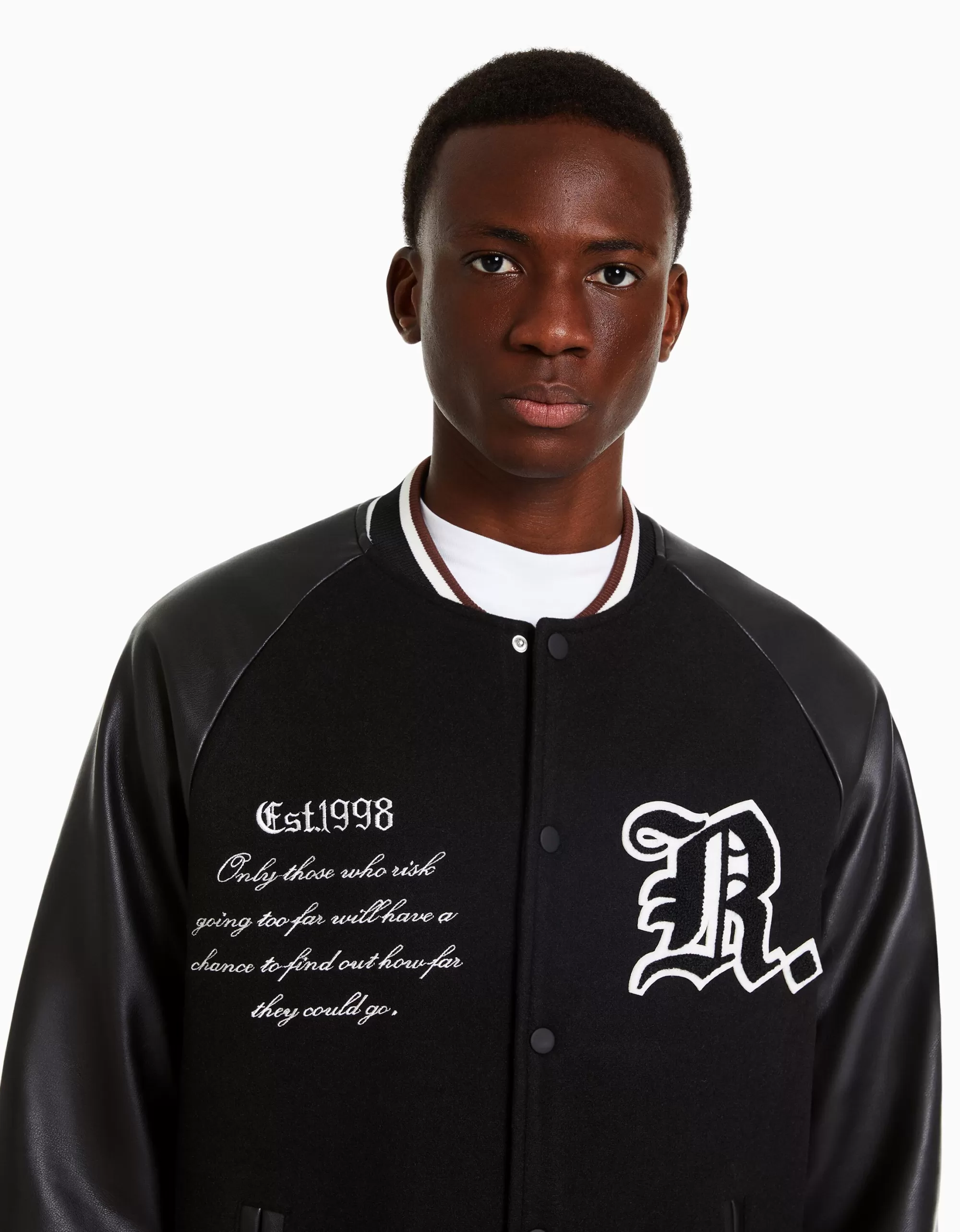 cazadora_bomber_pao_efecto_piel_2.webp HOMBRE BERSHKA Cazadora bomber paño efecto piel