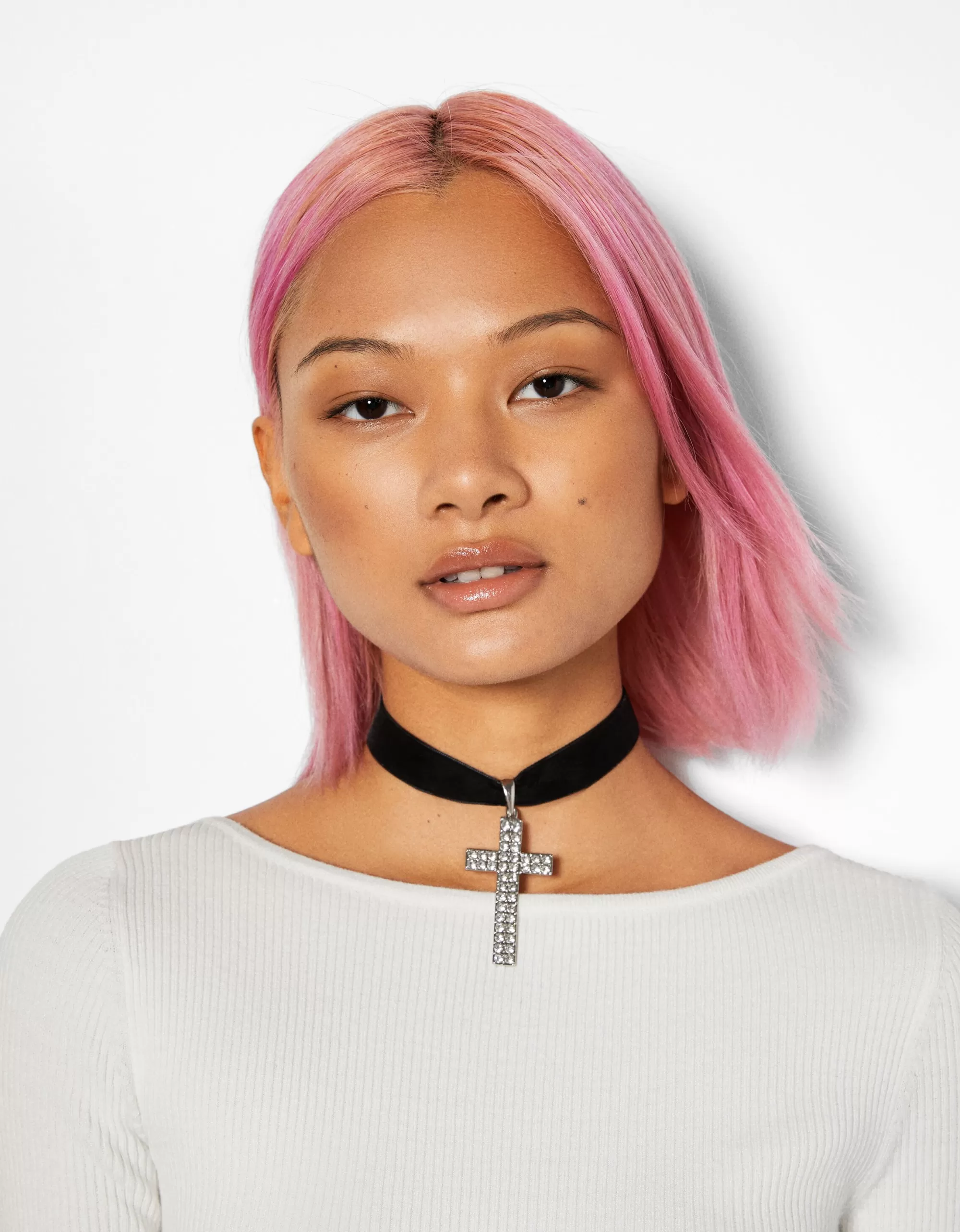 MUJER BERSHKA Collar choker cruz pedrería