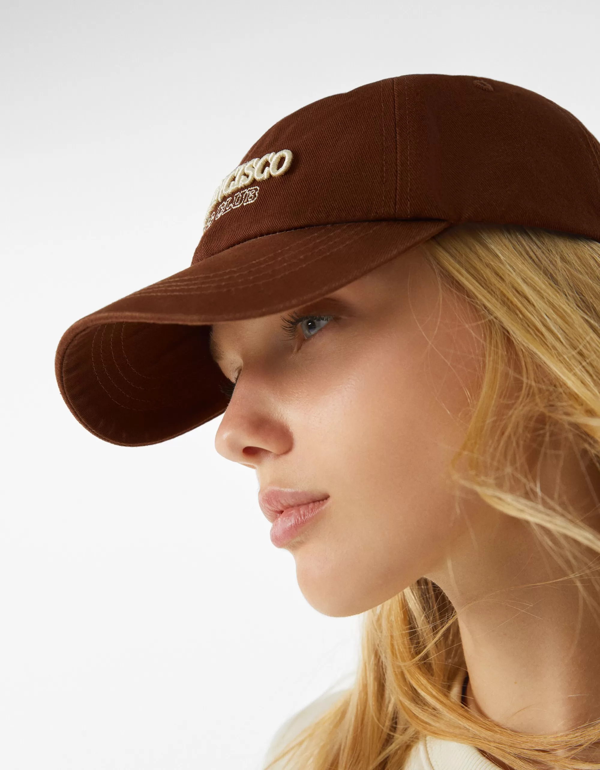 MUJER BERSHKA Gorra sport color