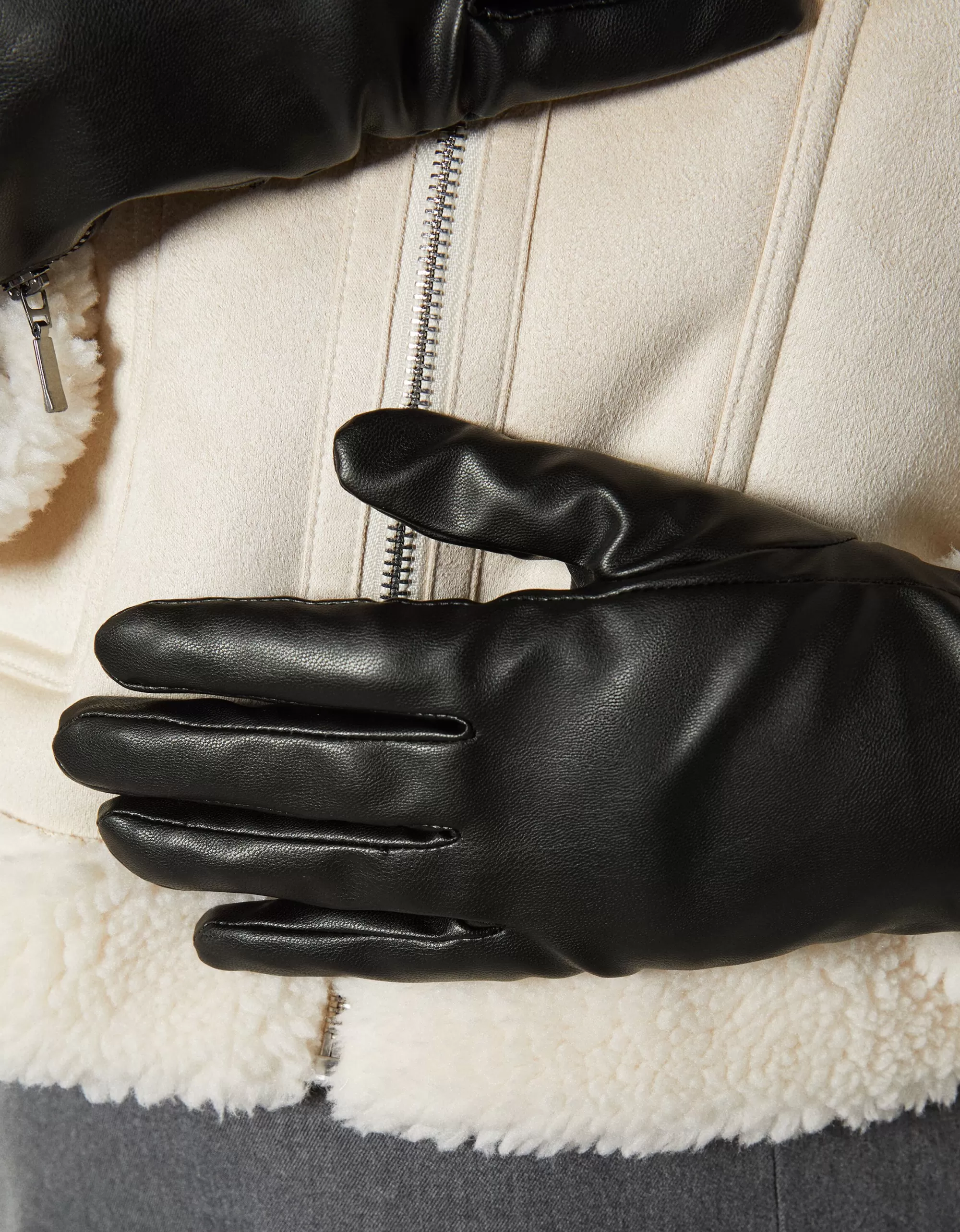 MUJER BERSHKA Guantes cremallera efecto piel