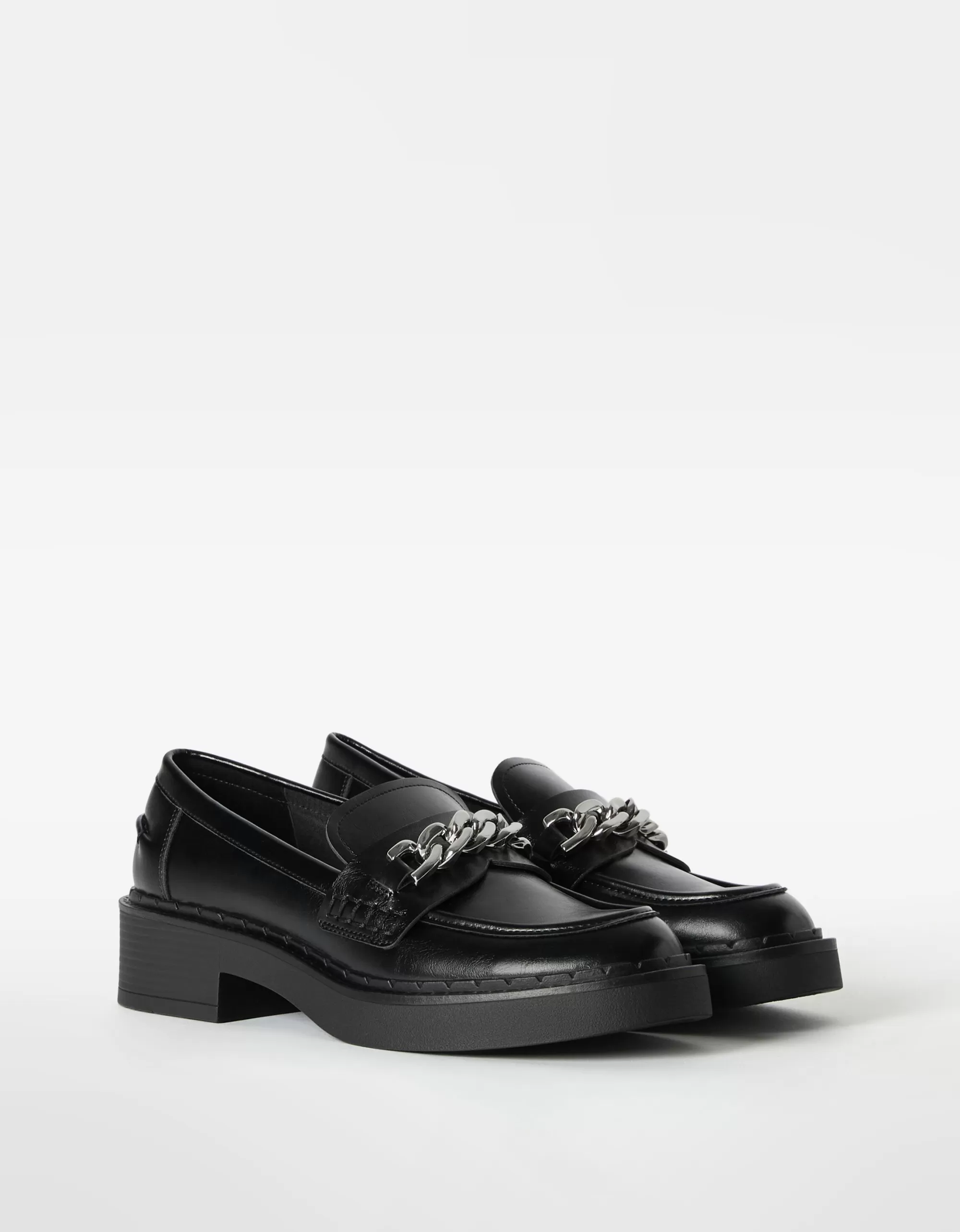 MUJER BERSHKA Mocasín detalle cadena