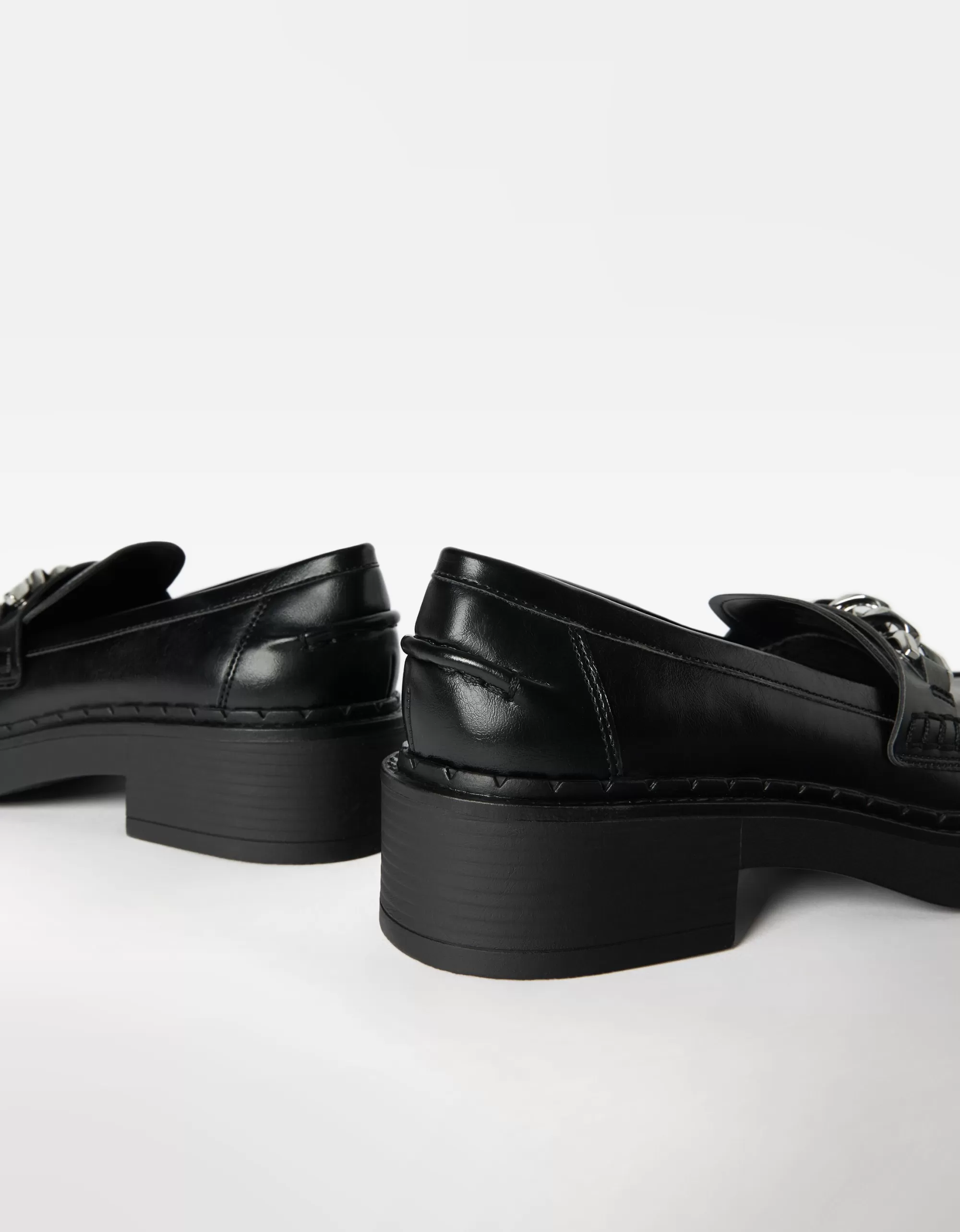 MUJER BERSHKA Mocasín detalle cadena