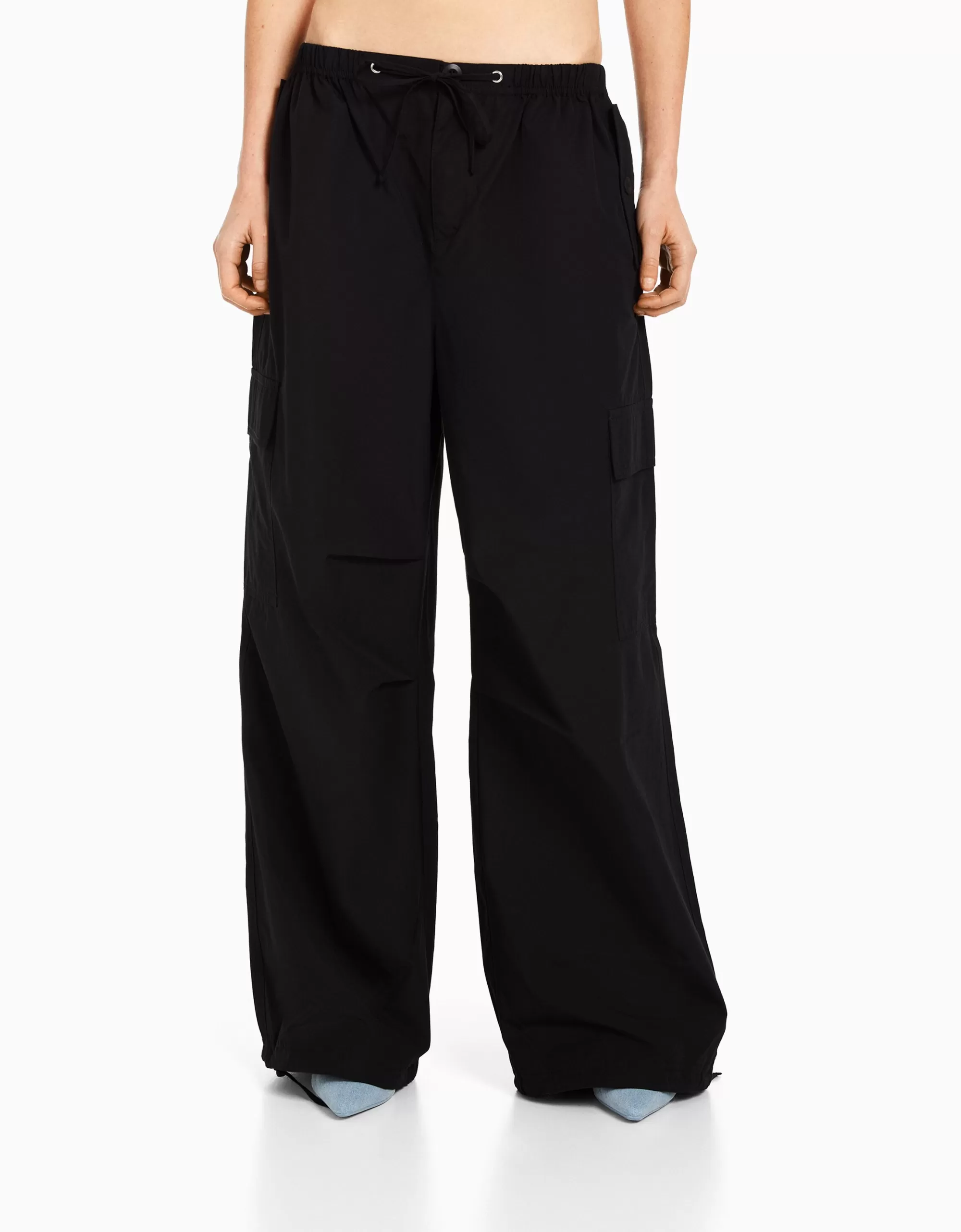 MUJER BERSHKA Pantalón jogger cargo parachute