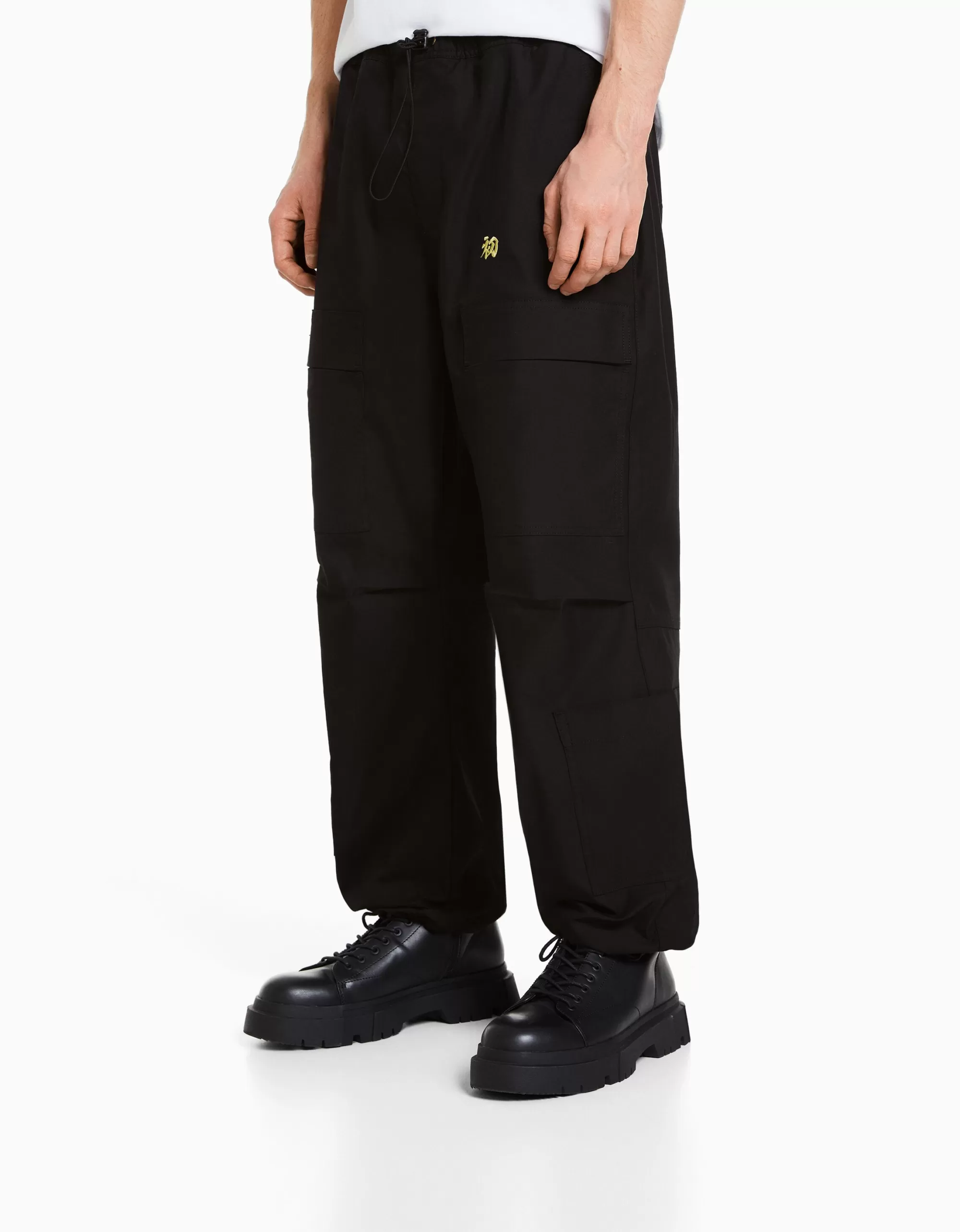 HOMBRE BERSHKA Pantalón parachute TOKYO REVENGERS