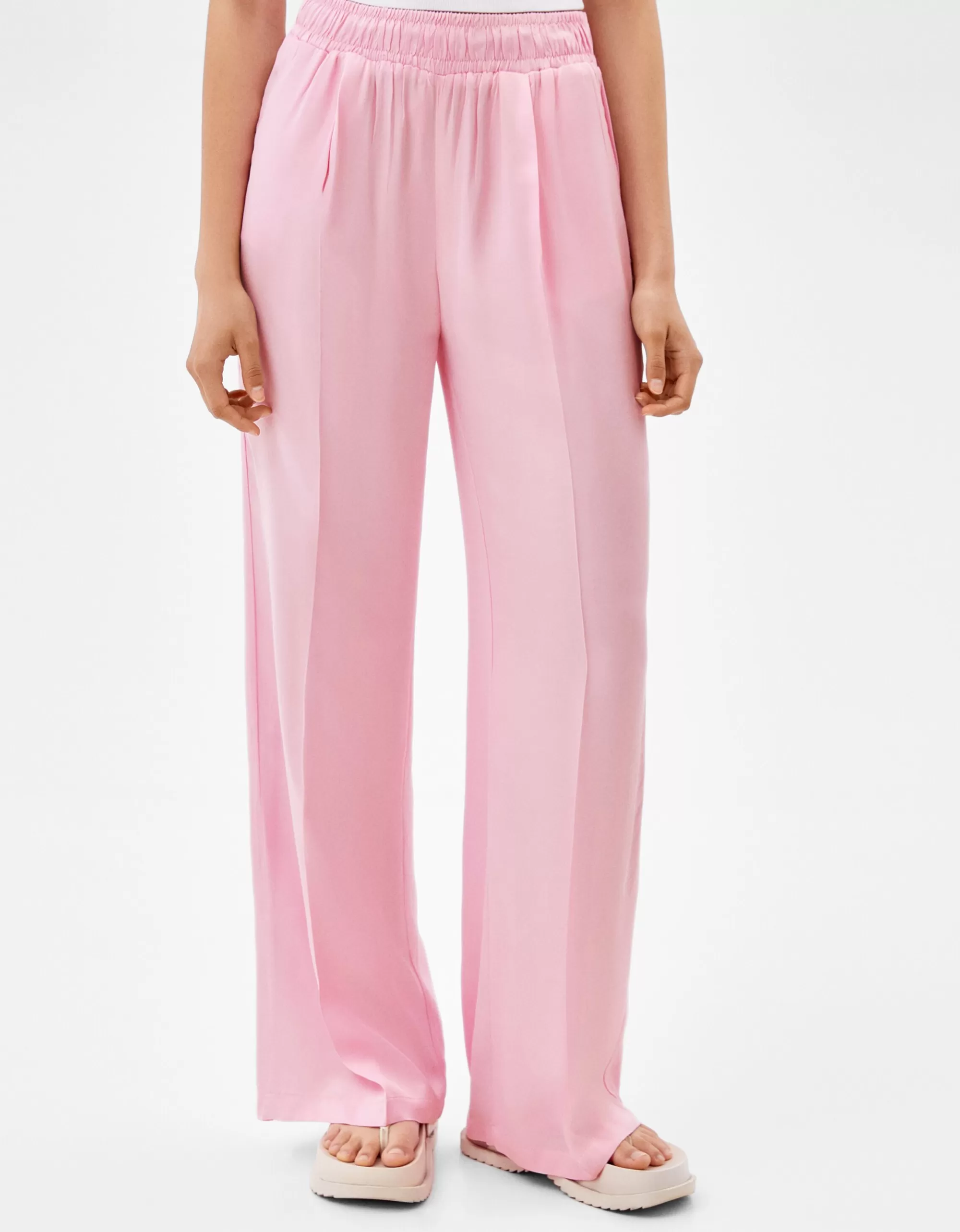 MUJER BERSHKA Pantalón wide leg satinado goma cintura