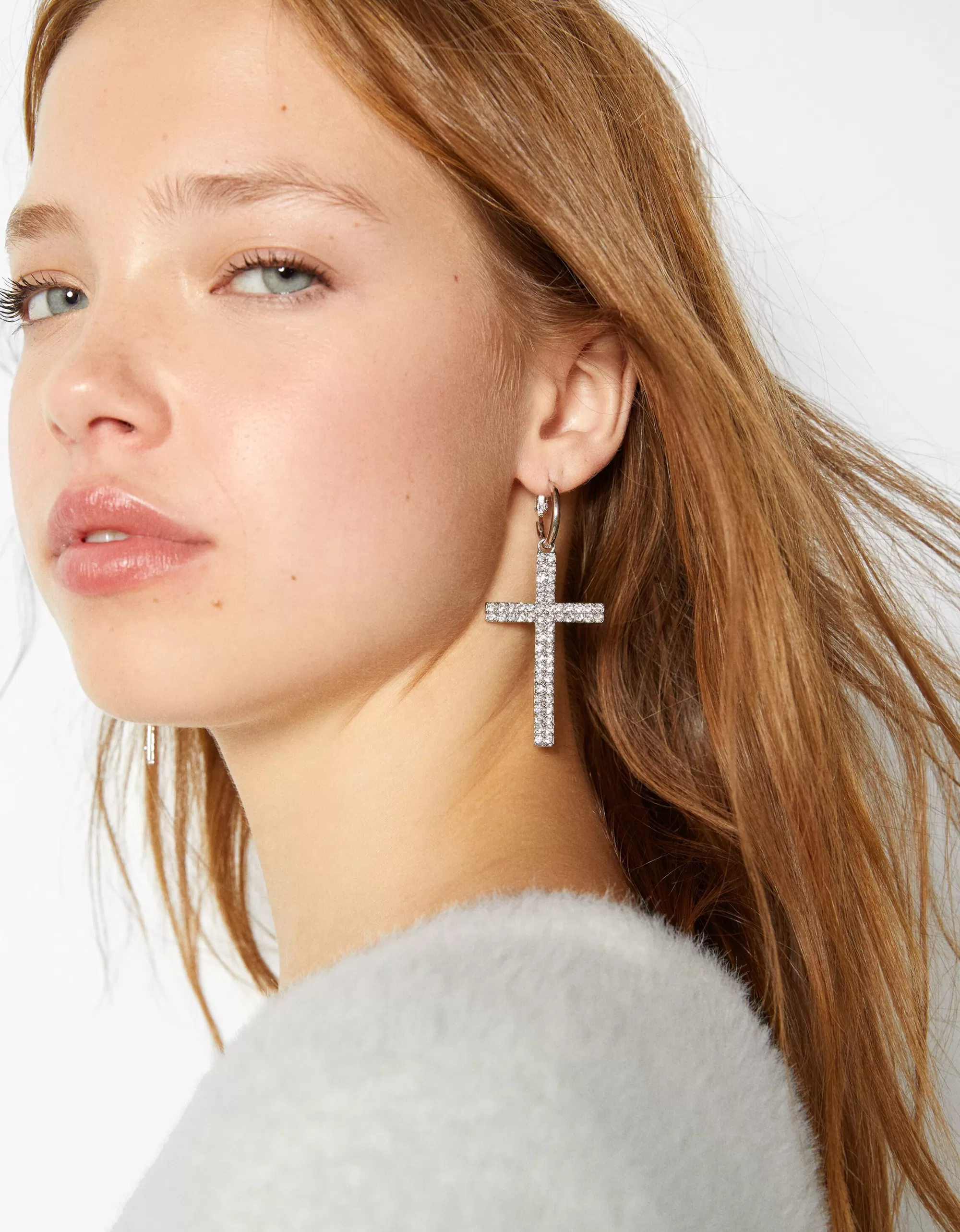 MUJER BERSHKA Pendientes cruz pedrería