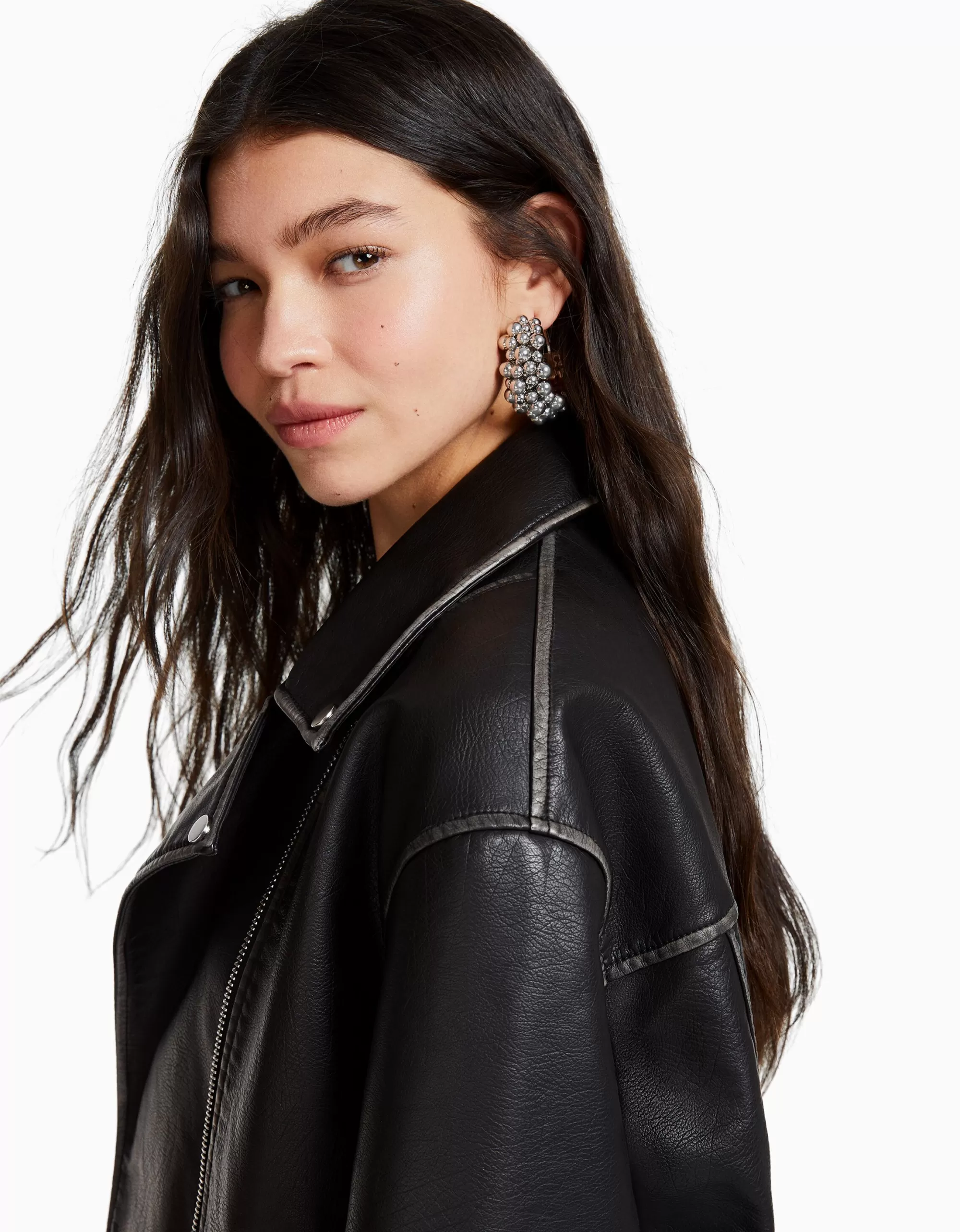 MUJER BERSHKA Pendientes grandes bolitas