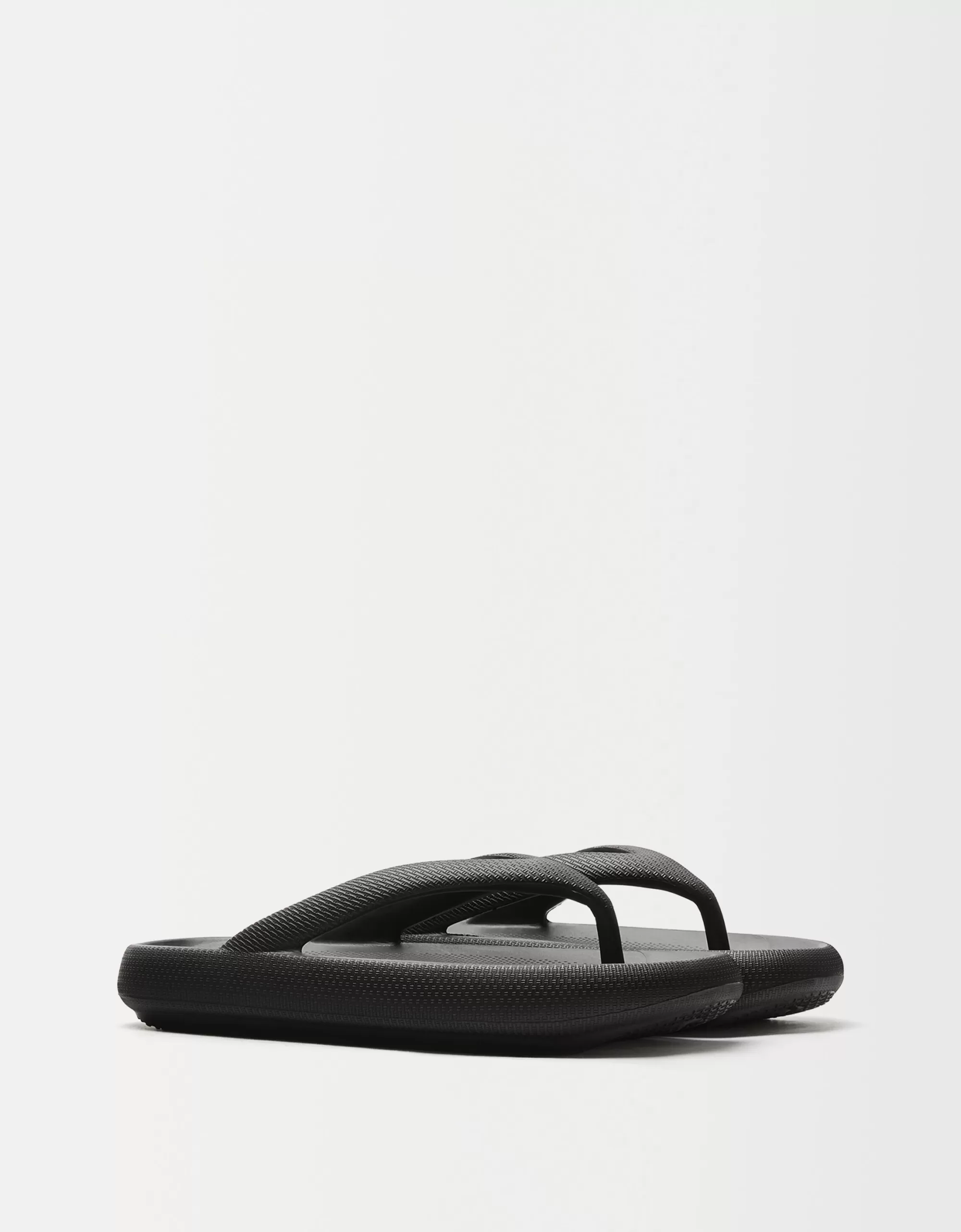 HOMBRE BERSHKA Sandalia plana textura hombre