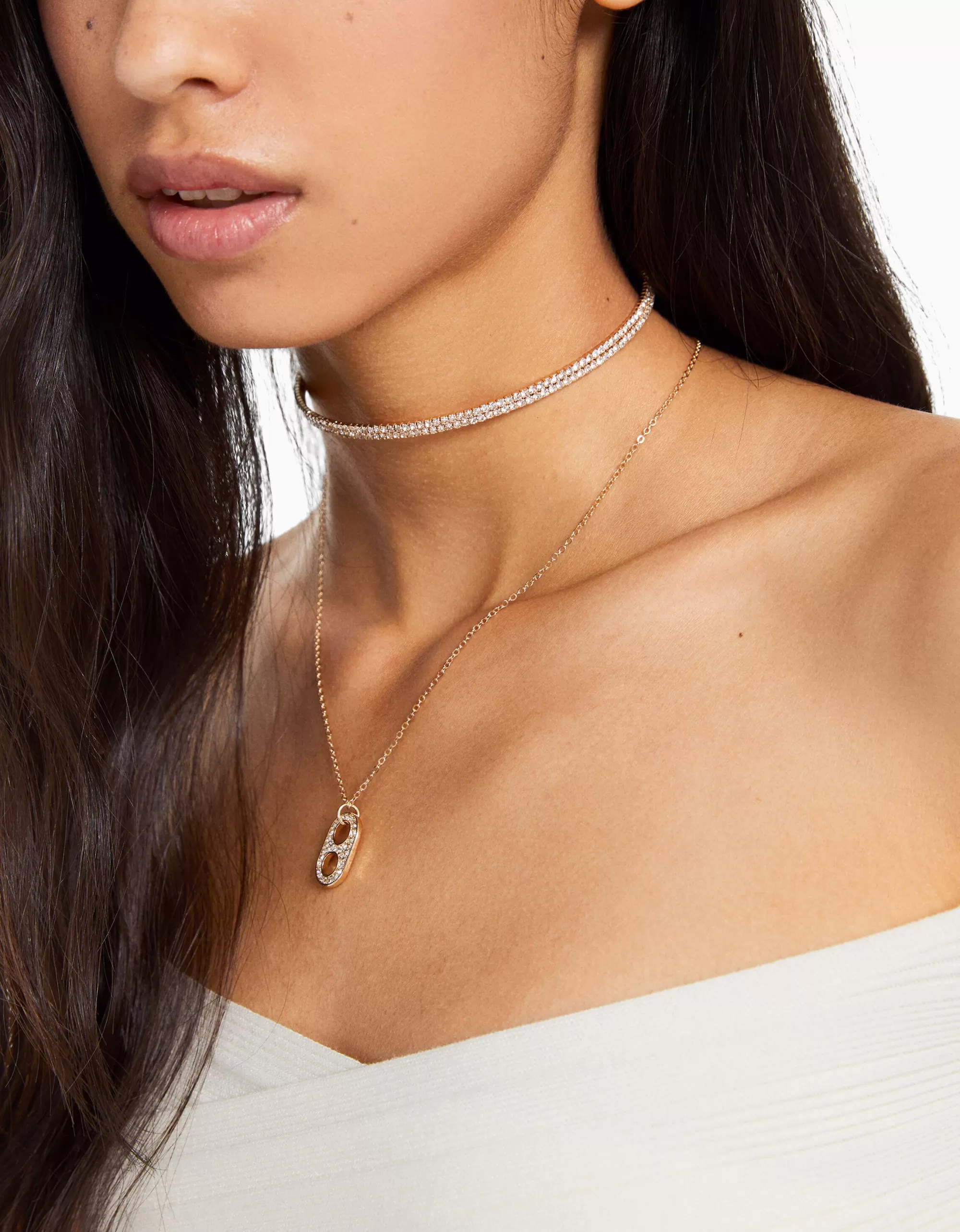 MUJER BERSHKA Set 2 collares choker y cadena charm
