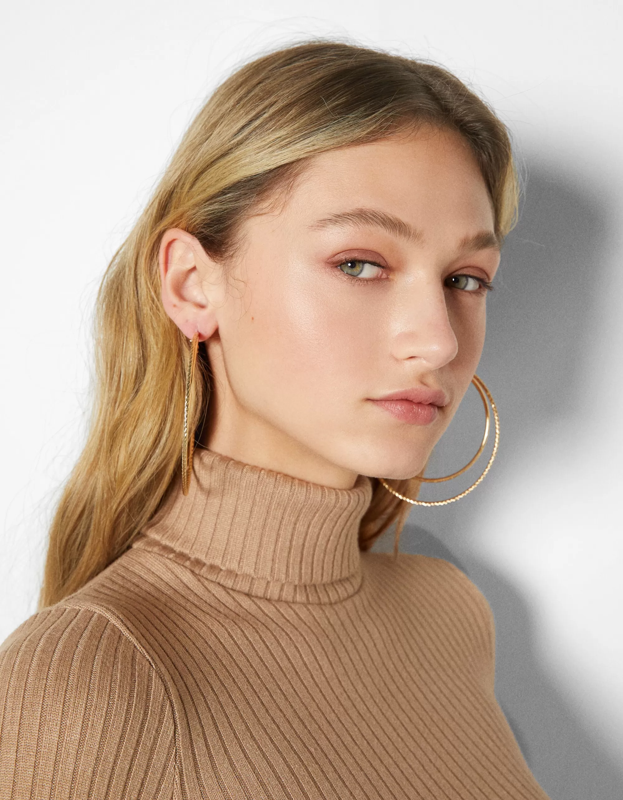 MUJER BERSHKA Set 3 pendientes aros maxi efecto