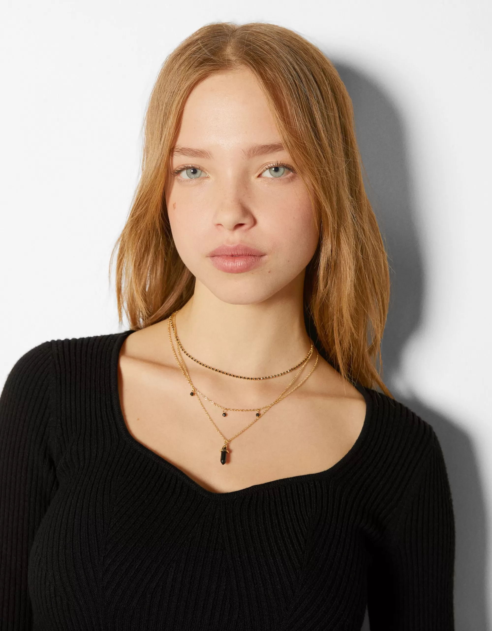 MUJER BERSHKA Set 4 collares pedrería