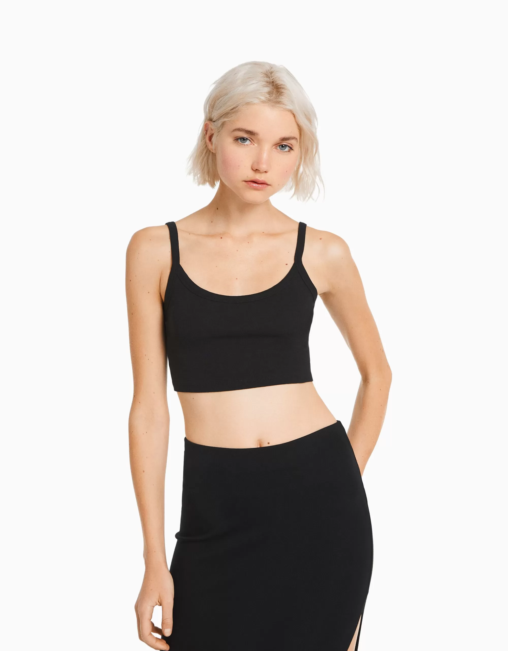 MUJER BERSHKA Top tirante ancho cropped